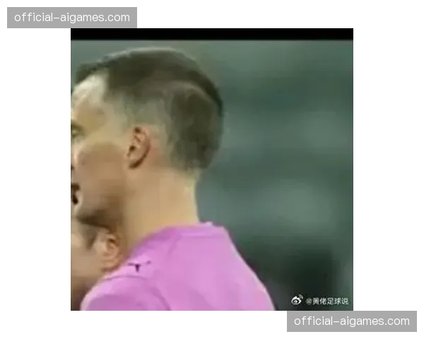 镜头语言：瓜迪奥拉在场边不断手势指挥球员向对手防线结合部施压